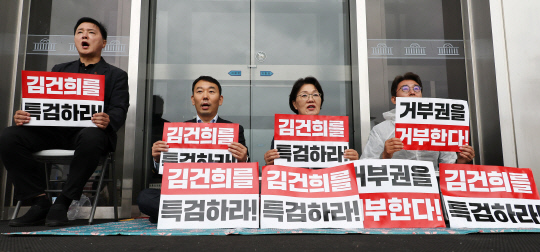 정부의 김건희 여사·채상병 특검법 재의요구안 의결을 규탄하며 야5당 의원들이 천막 농성에 돌입했다. 1일 오전 국회 본청 앞에서 더불어민주당 조계원(왼쪽부터), 김용민, 권향엽, 노종면 의원이 특검법 수용을 촉구하는 구호를 외치고 있다. 연합뉴스